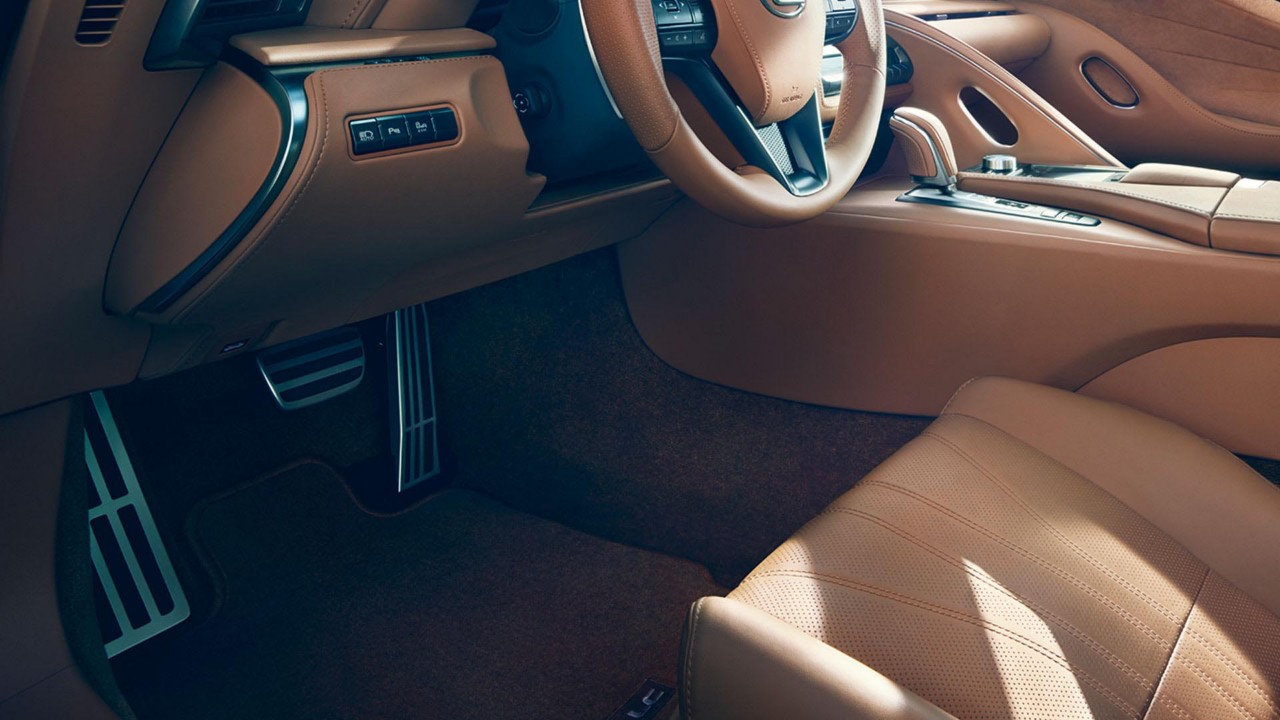 2017-lexus-lc-500-features-machined-pedals-1920x1080tcm-3154-1028404-3