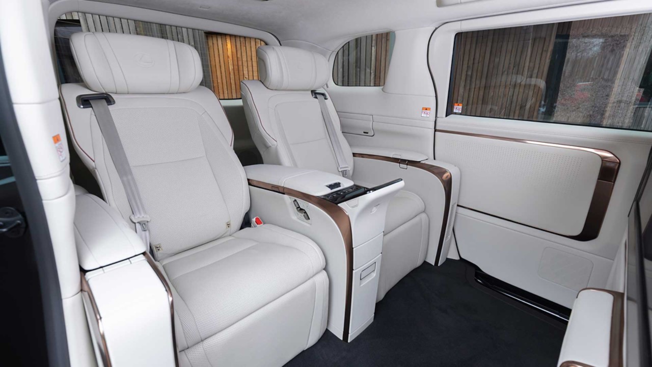 Lexus LM-in arxa sərnişin salonu