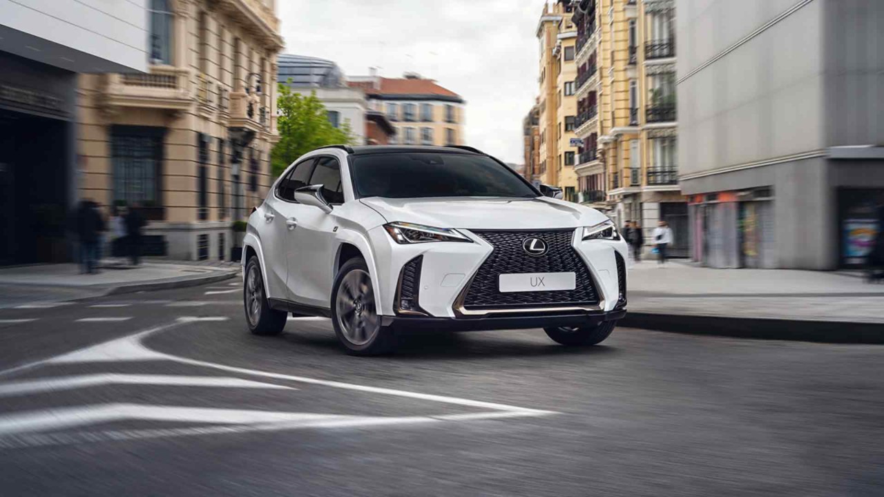 LEXUS UX şəhərdə hərəkət edərkən